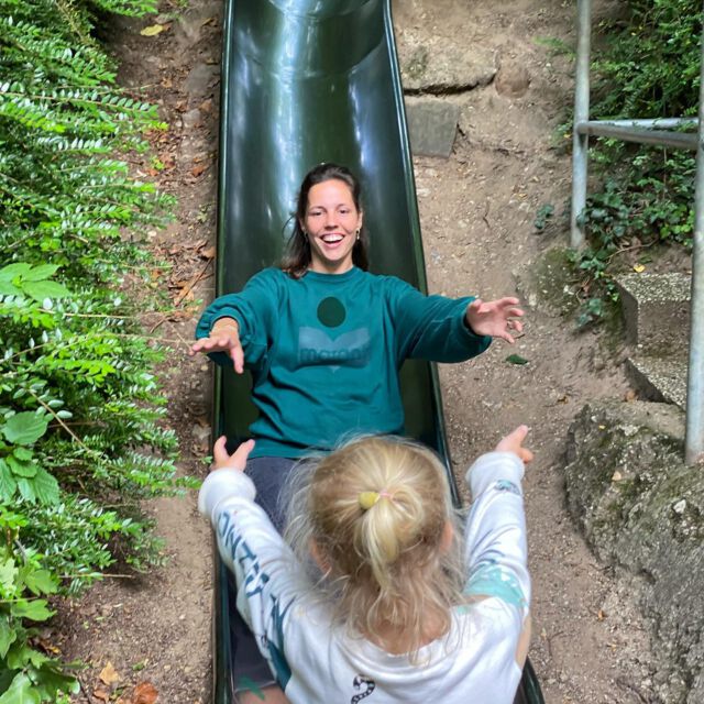 Hallo Du, wie schön dass Du hier bist! 
Ich möchte mich Dir einmal vorstellen. In Emojis wäre ich wahrscheinlich diese Kombi: 👂🏻💖🌱  Ich bin Pia, Familienpsychologin mit 2 Kindern.
Ich bringe einen großen Bottich Empathie und Verständnis mit, bin voller Liebe zu meinen Mitmenschen und erfreue mich unglaublich an dem Erfolg und dem Wachstum anderer!  Spätestens wer die Affirmationskarten von @frlw und mir besitzt, weiß, dass ich eine Tüte Weingummis in unter 5 Minuten aufesse…  Durch unermüdliche Lösungsorientierung und den Blick auf die Stärken habe ich schnell meinen Weg zur positiven Psychologie und in die Familien gefunden. 
Gerade in der Pubertät wenn der Glanz etwas verstaubt, hilft es, jemanden von außerhalb zu haben, der die positiven Dinge wieder entstaubt und dadurch sichtbar macht. 
Das machen wir gemeinsam in meinem Eltern-Mentoring 👋🏻  Welche 3 Emojis beschreiben Dich am besten? 
•
•
•
•
•
•
#positivepsychologie #mentoring #elternmentoring #pubertät #communityaufbauchallenge @byjohannafritz 
#psychologie #coaching #eltern #jugend